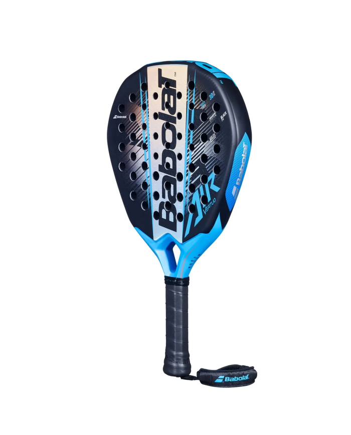 Pala da padel Babolat Air Vertuo 2.6 2026 blu navy con geometrie grigie e rifiniture azzurre, grip nero e cinturino Babolat.