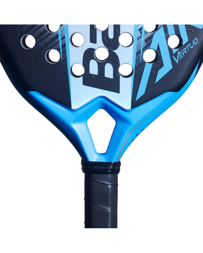 Pala da padel Babolat Air Vertuo 2.6 2026: vista frontale della testa blu con pattern grafico e fori, impugnatura nera.
