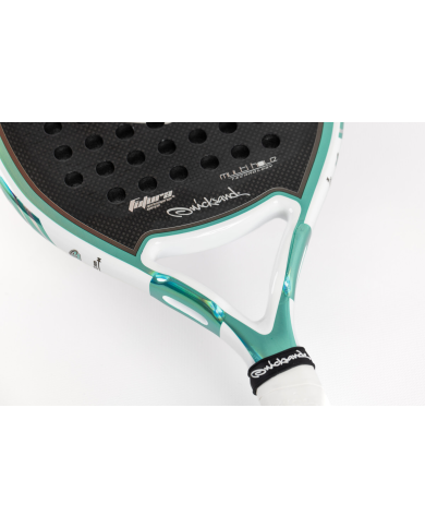 PICK: Quicksand No Look Classic 2026: vista parziale di una tavola da padel verde acqua e bianca con superficie nera a pois, log