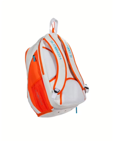 Zaino sportivo bianco e arancione con rete laterale, spallacci imbottiti e etichetta “Heroe’s Gravity Fierce”; design moderno da