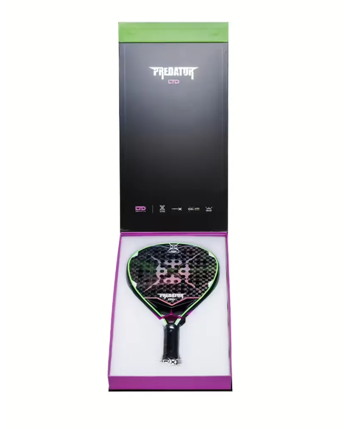 Paddle da padel Predator LTD 2026 di Heroe's, confezionato in elegante scatola nera con coperchio verde e interno fucsia, logo P