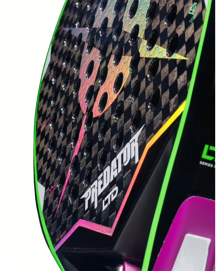 Paddle da padel con superficie in fibra di carbonio effetto vetrata, motivo a fori, cornice verde con dettagli rosa e testo Pred