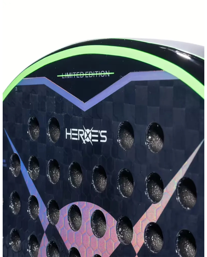 Pala da padel Heroe's Predator LTD 2026: primo piano di superficie scura con fori e motivo geometrico, logo Heroe's e contrasti