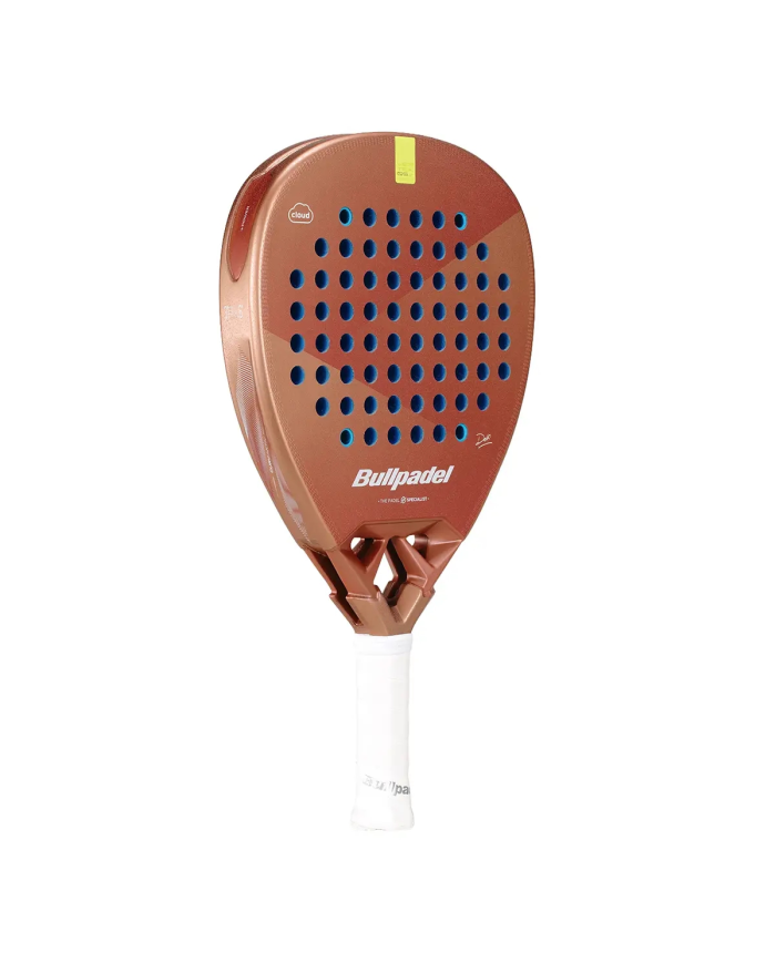 Pala da padel Bullpadel Vertex 05 Woman Cloud 2026 color ruggine con fori blu, grip bianco e apribagagli centrale.