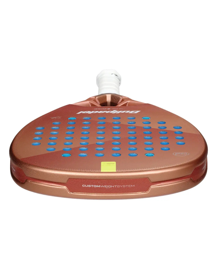 Pala da padel Bullpadel Vertex 05 Woman Cloud 2026, marrone con puntini blu, impugnatura bianca, vista frontale.