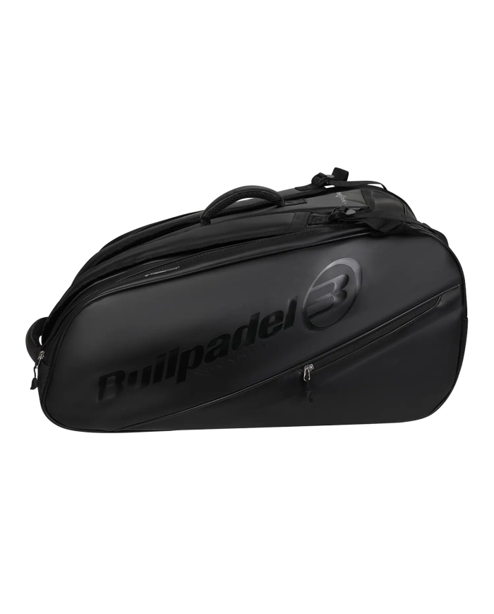 Borsone nero Bullpadel BPP26016 Casual con logo leggermente in rilievo e tasche frontali, maniglie e possibilità di trasporto.