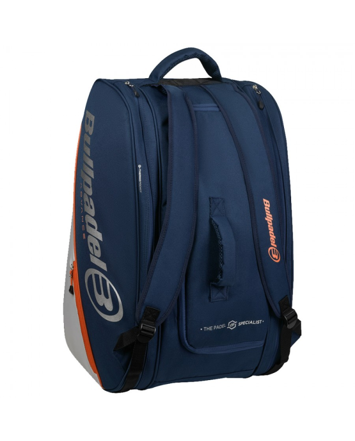 Borsa Bullpadel BPP26014 Advance Blu Navy 2026, zaino sportivo con spallacci, logo arancio e anta laterale, chiusure a zip.