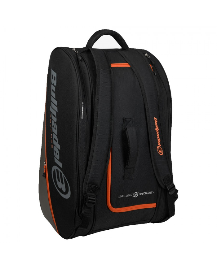 Borsa sportiva Nera BPP26014 Advance di Bullpadel, con dettagli arancioni, loghi Bullpadel laterali, spallacci imbottiti e manic