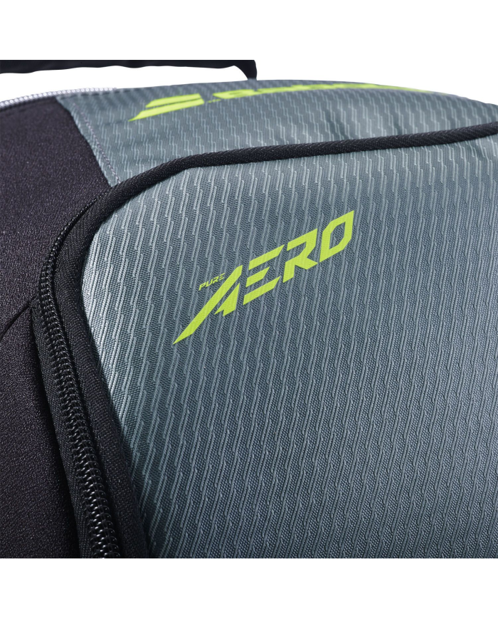 Zaino sportivo Babolat Pure Aero 2026, dettaglio tessuto grigio con logo verde neon e cerniera nera.