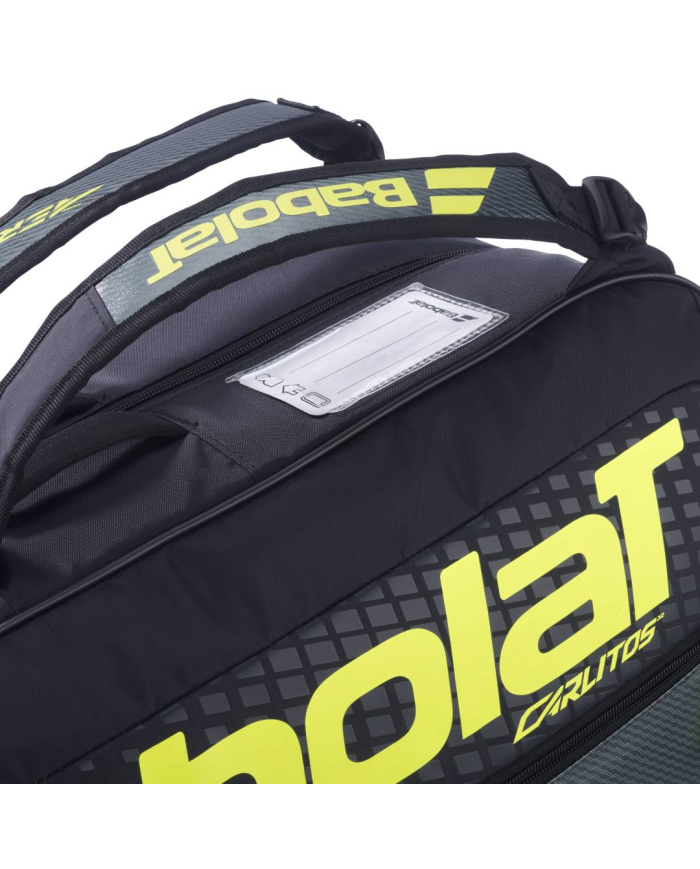 Borsa da tennis Babolat RH Carlitos Junior 2026: dettaglio della maniglia e della grafica gialla con logo Babolat, elastici e ta