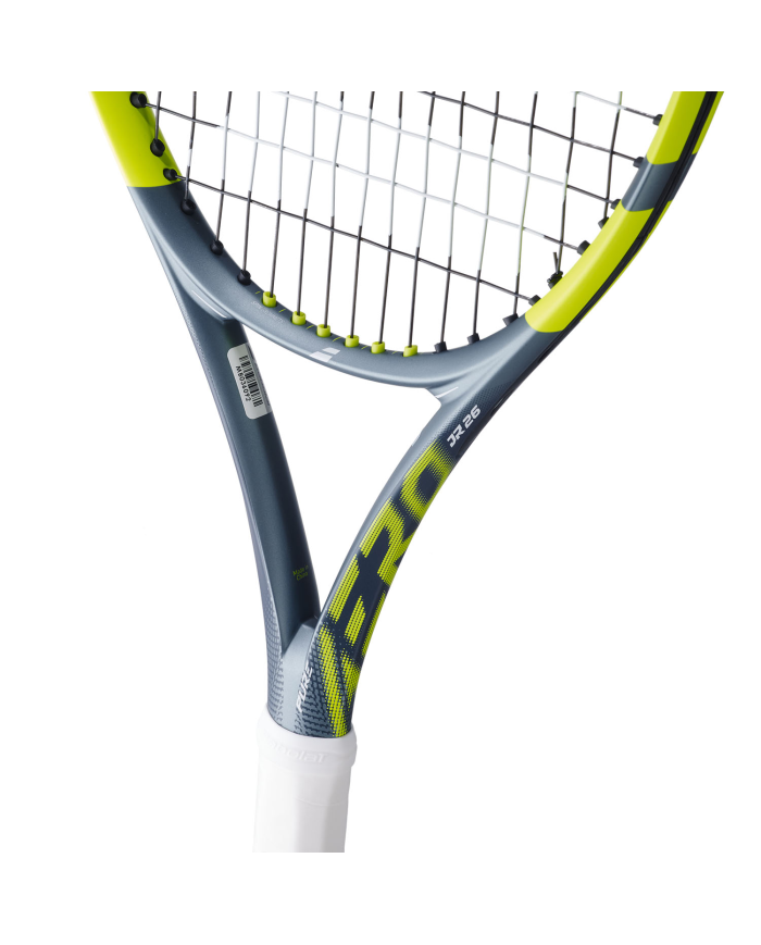 Racchetta da tennis junior Babolat Pure Aero Junior 26 2026, telaio grigio-nero con dettagli gialli; corde nere e grip bianco.