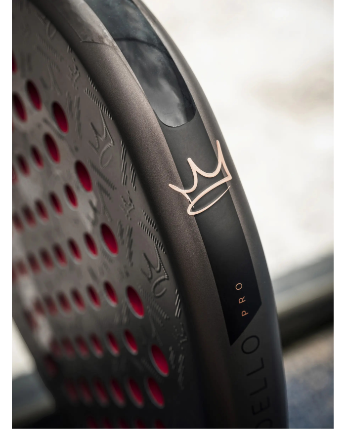 Head Coello Pro 2026: dettaglio della racchetta da padel, grafica con corona dorata e testo PRO su tela nera, cerchi perforati r