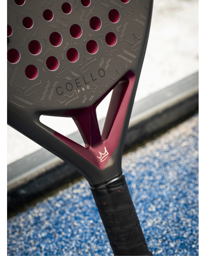 Racchetta da padel Head Coello Pro 2026 con grip nero, telaio nero e inserti rosa, vista sul manico e placca di attacco.