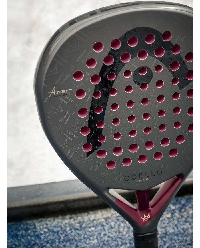 Racchetta da padel Head Coello Pro 2026, focus sulla superficie con fori rossi, design grafico scuro e dettaglio logo Head.