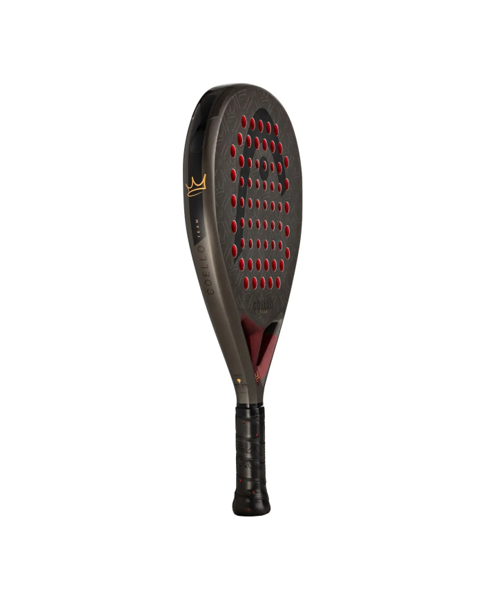 Pala da padel Head Coello Team 2026 con fori rossi, manico ergonomico nero e logo dorato sul dorso.