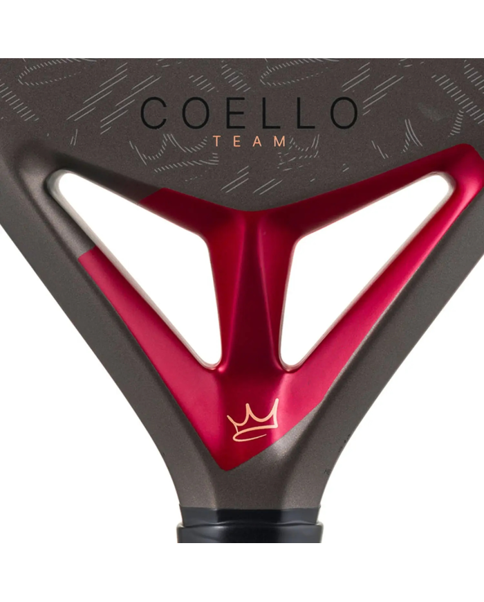 Logo e fioriera grafica con il testo “COELLO TEAM” e dettaglio a forma di V rossa, parte di un oggetto sportivo Head Coello Team