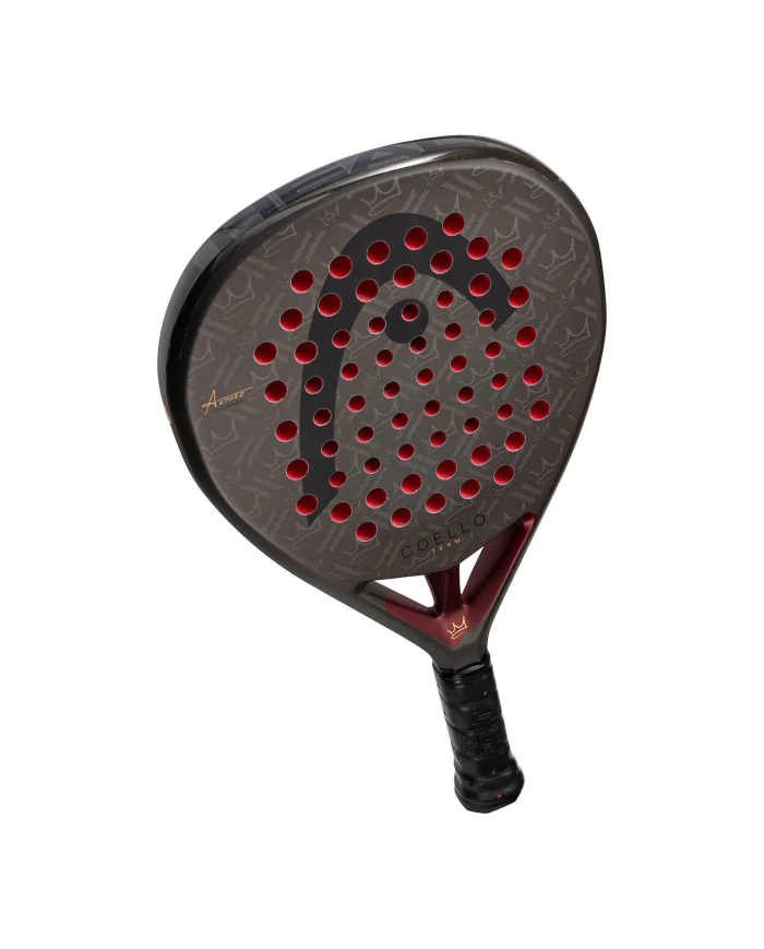 Pala da padel Head Coello Team 2026 con fori rossi, design grafico scuro e manico nero.