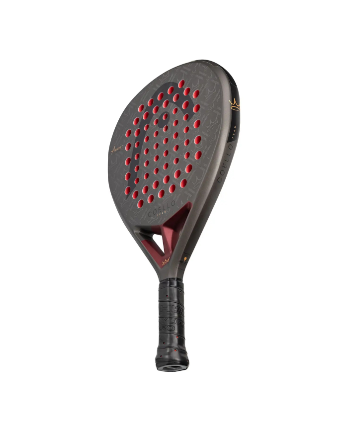 Pala da padel testa Head Coello Team 2026, design grigio con fori rossi, manico nero e supporto rosso.