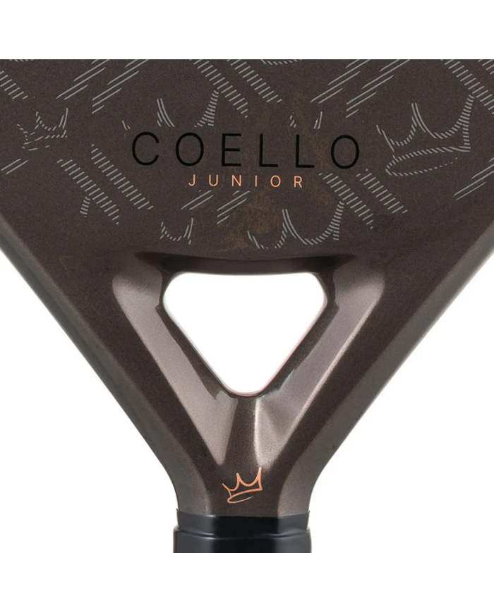 Coello Junior 2026 paletta da beach tennis: fascia nera con pattern grafico, logo arancione, apertura triangolare centrale.