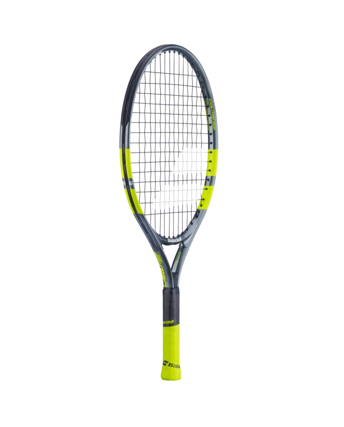 Racchetta da tennis Babolat Carlitos Junior 21", telaio grigio con inserti giallo fluo, impugnatura nera-gialla e corde nere.
