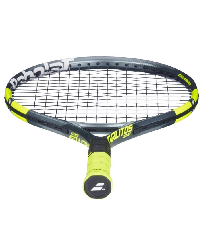 Raqueta da tennis da bambino Babolat Carlitos Junior 21", telaio nero-giallo con manico giallo e cordatura nera.