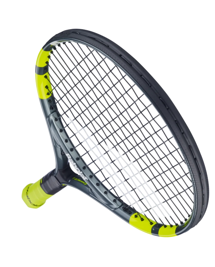 Maestro da tennis junior Babolat Carlitos Junior 21" con telaio scuro e corde nere, dettagli giallo fluo.