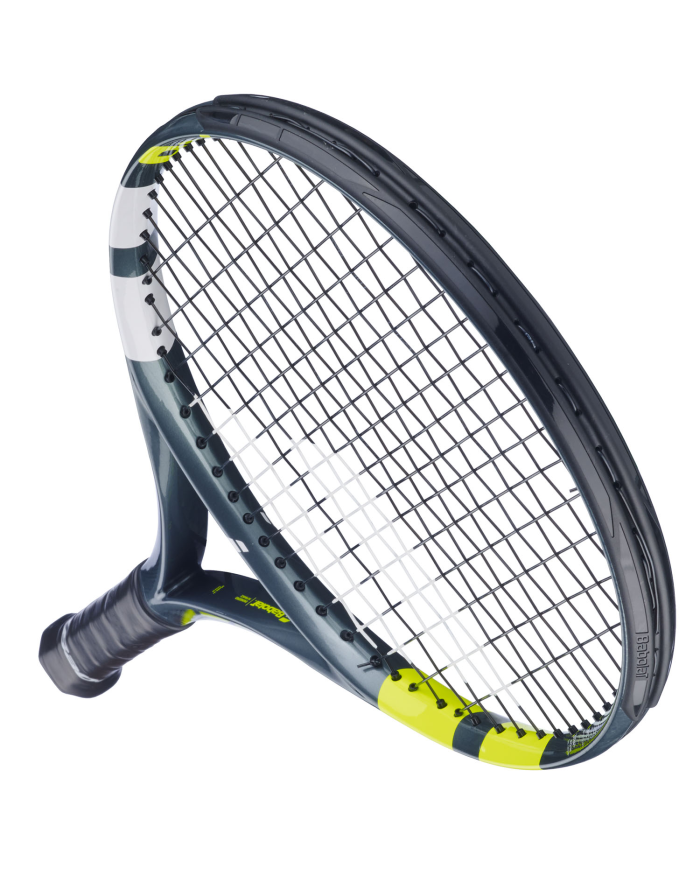 Raquetta da tennis per ragazzi Babolat Aero Junior 25 2026, impugnatura ergonomica, telaio scuro con dettagli gialli.