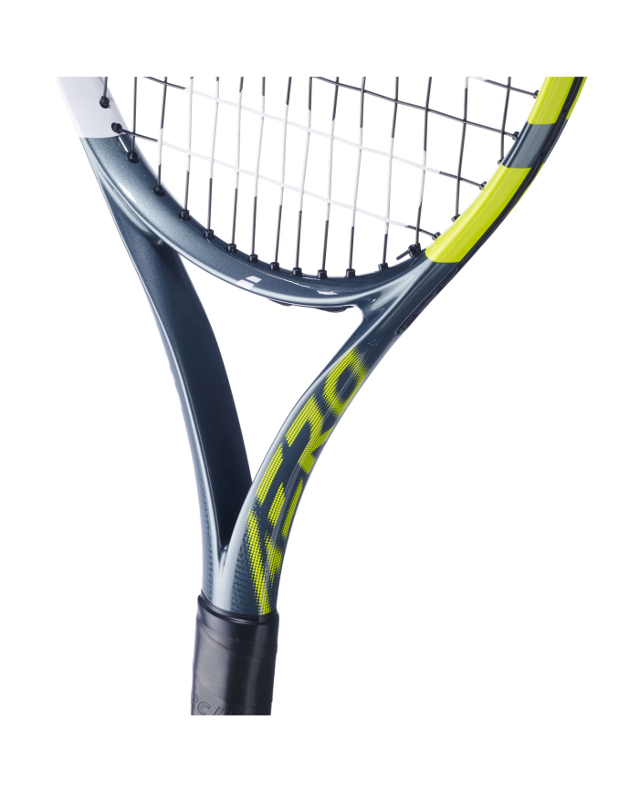 Raqueta da tennis Babolat Aero Junior 25 2026: primo piano del telaio e corde vetrine, con grafica gialla e blu scuro.