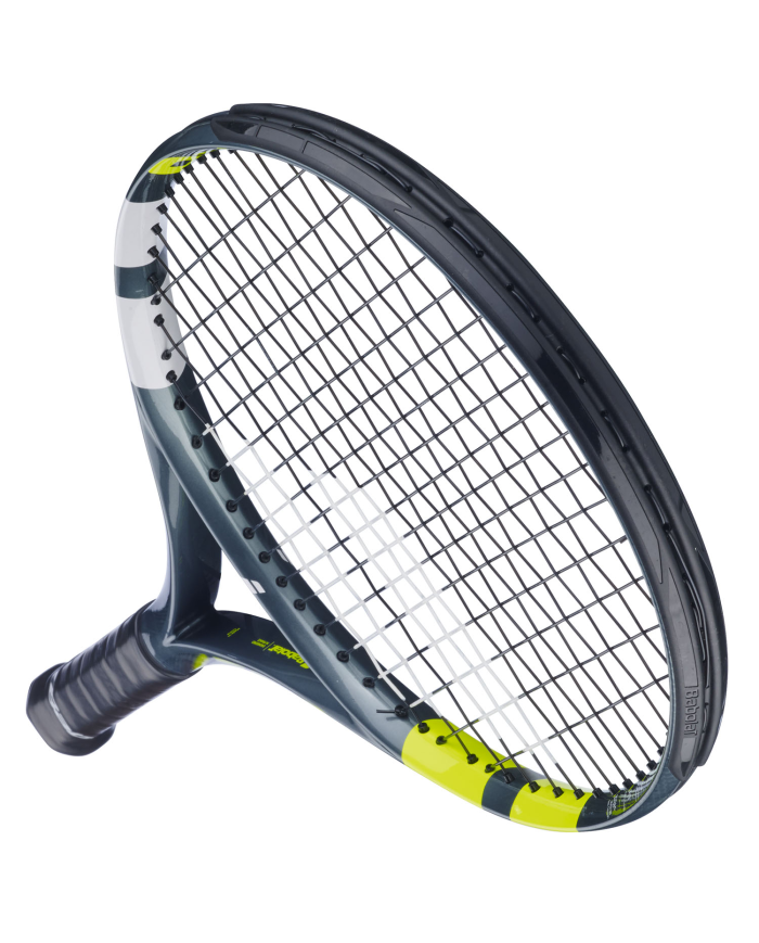 Racchetta da tennis per junior Aero 26, modello 2026, con telaio scuro, impugnatura nero, corde nere e accenti giallo-vertici su