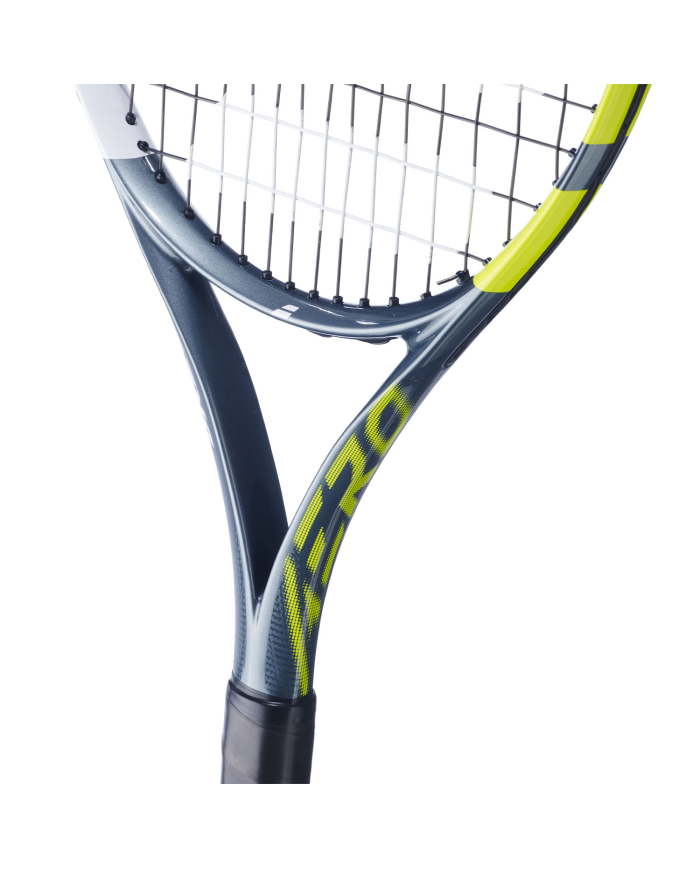 Babolat Aero Junior 26 racquet in dark blue con dettagli gialli, focus sulla testa e telaio sagomato.