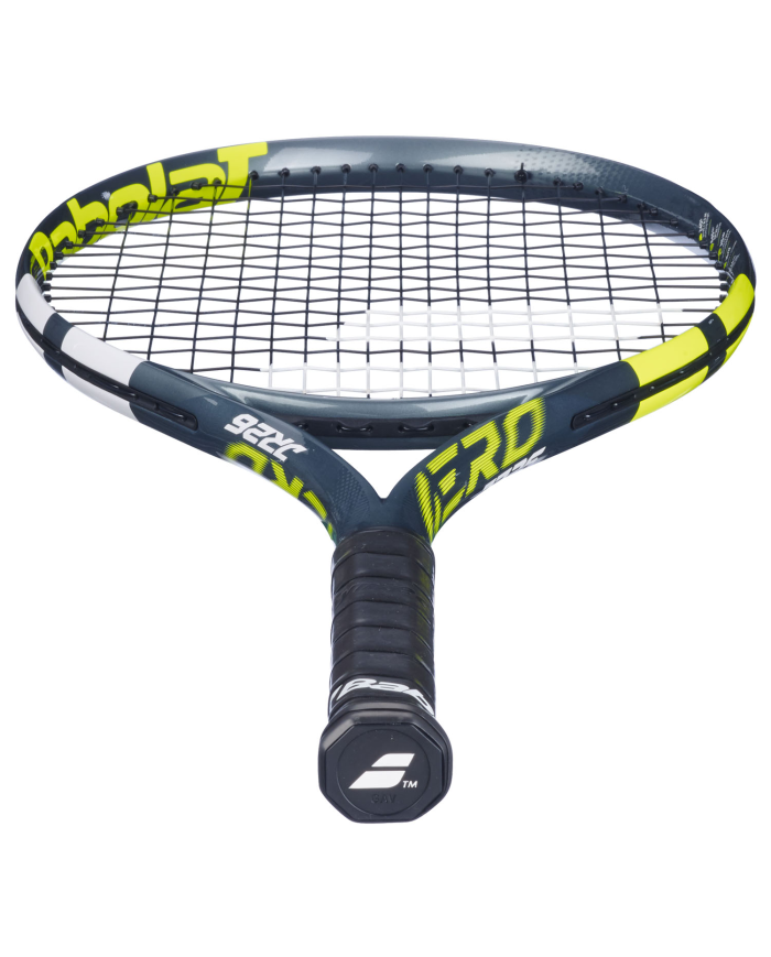 Mazza da tennis Babolat Aero Junior 26 2026 con telaio scuro, corde nere e manico nero, evidenziata grafica giallo fluo.
