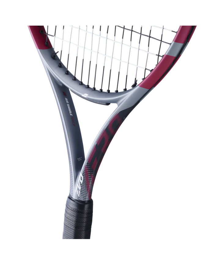 Raquette da tennis Babolat Evo Aero Pink 2026: dettaglio telaio grigio-rosa con stringa nera, impugnatura nera e grafica moderna