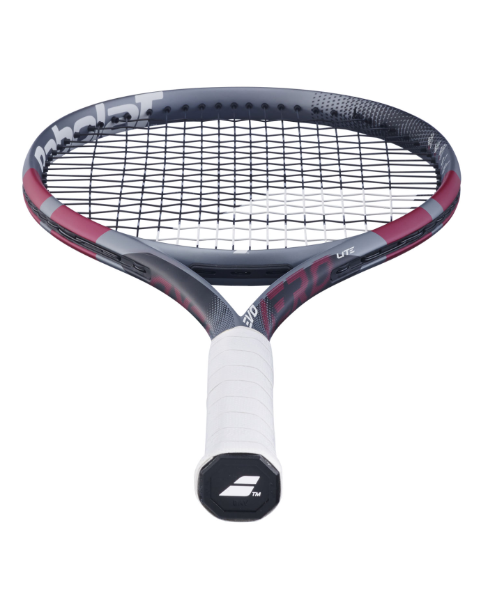 Raquette da tennis Babolat Evo Aero Lite Pink 2026 con telaio grigio-rosa, corde nere e manico bianco.