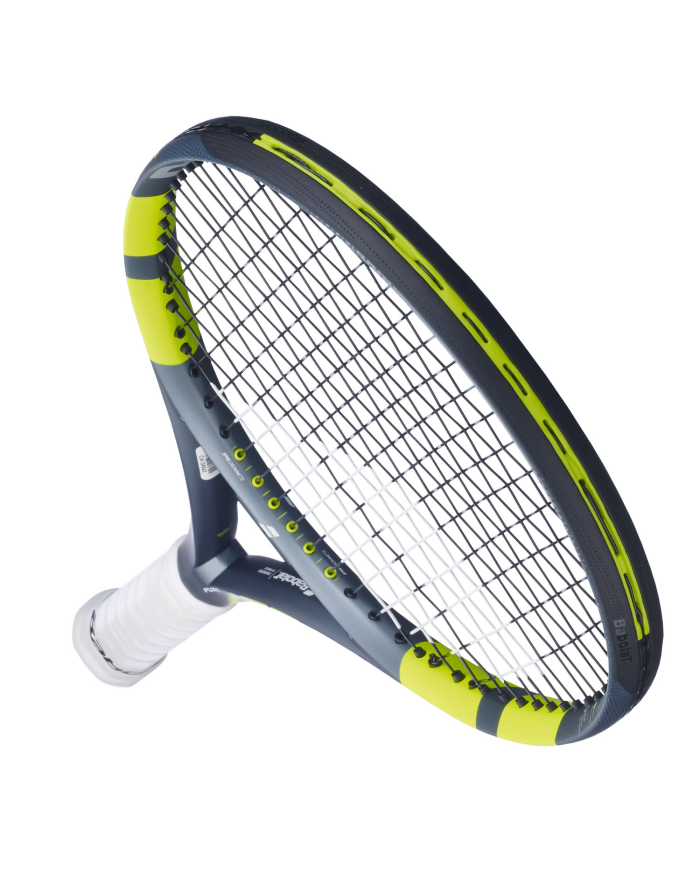 Raqueta da tennis Babolat Pure Aero Lite nera/gialla 2026, vista a distanza obliqua con telaio aerodinamico e corde chiare.