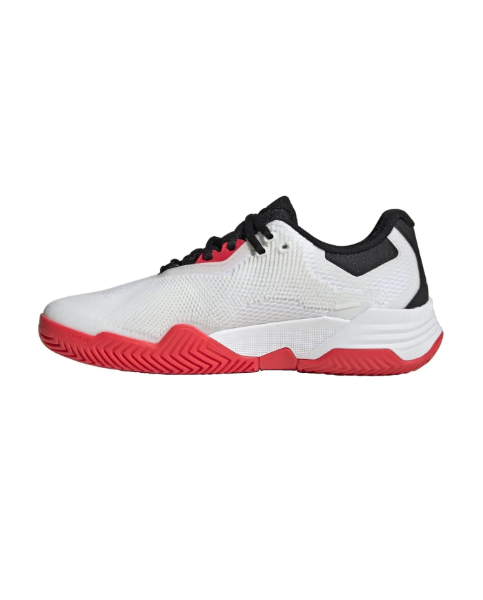 Scarpa da ginnastica Adidas bassa bianca con suola rossa, dettaglio nero sul collar e lacci neri.