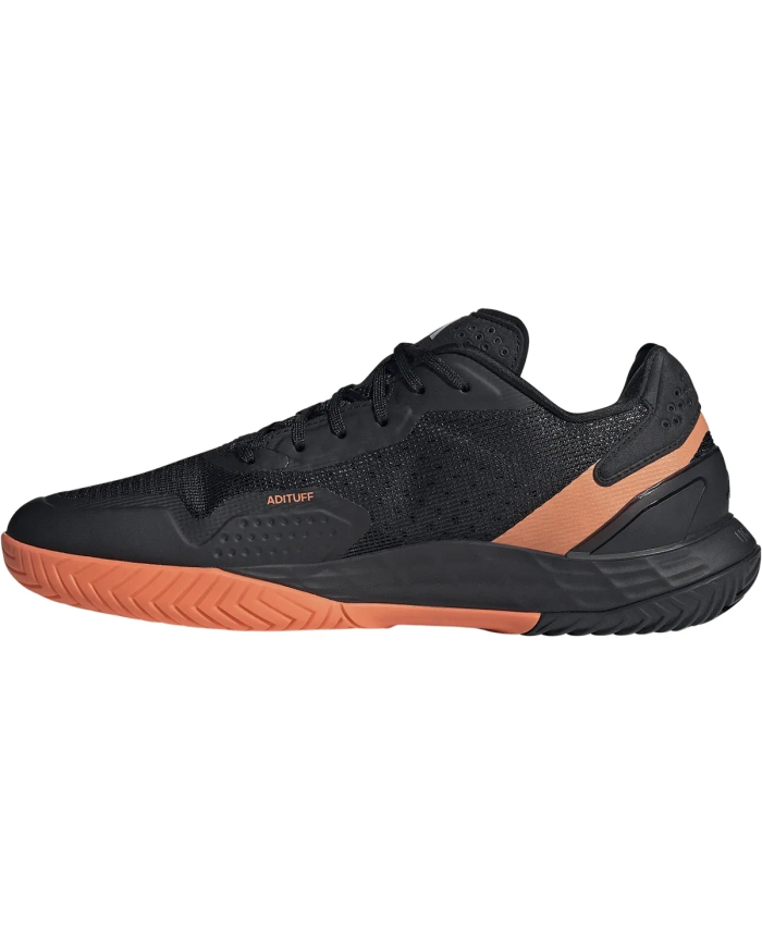 Scarpa da tennis Adidas Defiant Speed 2 nera con inserti arancioni, tomaia a rete, suola in gomma arancione, design sportivo.
