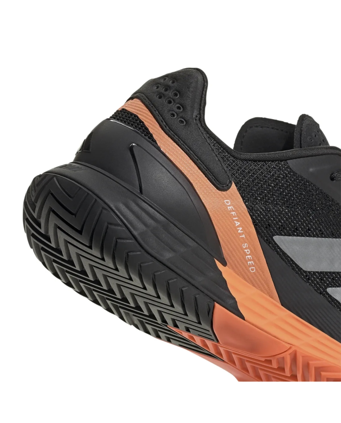 Scarpe da tennis Adidas Defiant Speed 2 nere con striscia arancione, tomaia in mesh e suola robusta.