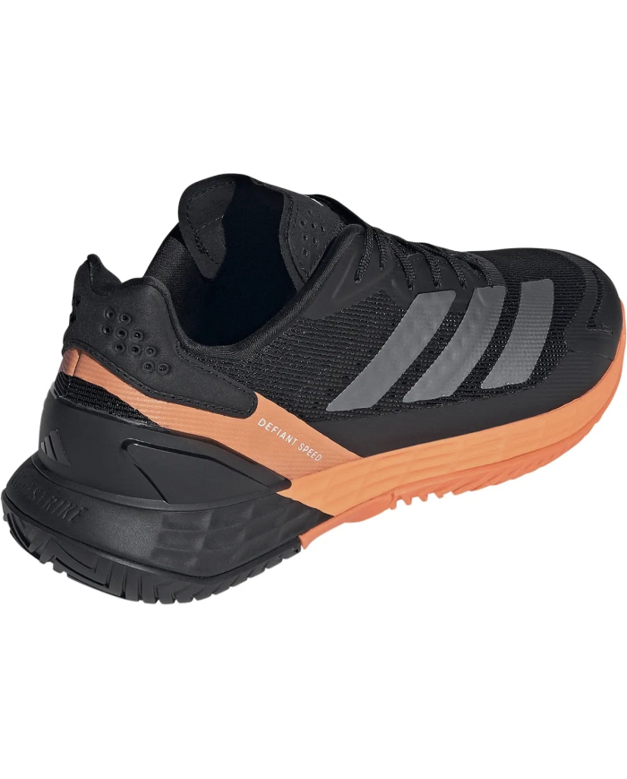 Scarpe da tennis Adidas Defiant Speed 2 nere con dettagli arancioni e suola a contatto, stile sportivo.