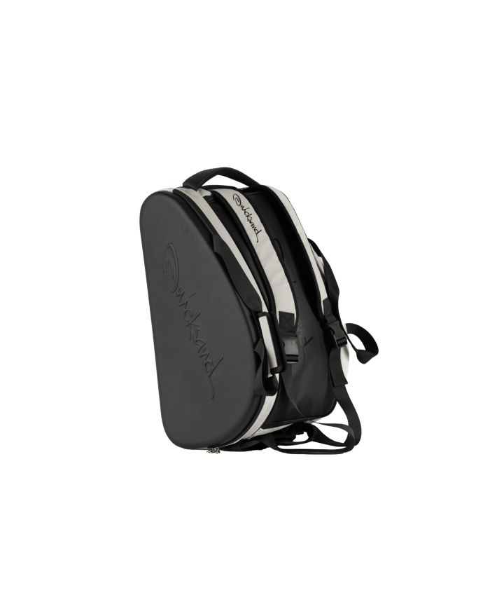 Quicksand Borsa Luxury: zaino nero con guscio rigido, maniglie e spallacci beige, logo incastonato sul lato.