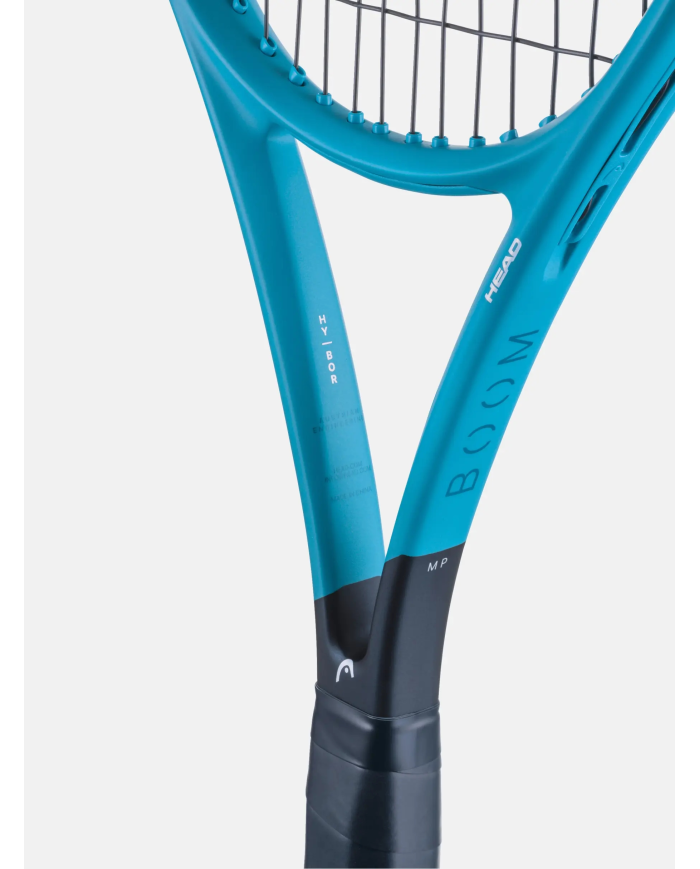 Testa di racchetta da tennis Head Boom MP 2026: telaio azzurro con incastonatura nera, dettaglio pelle/impugnatura e stringa vis