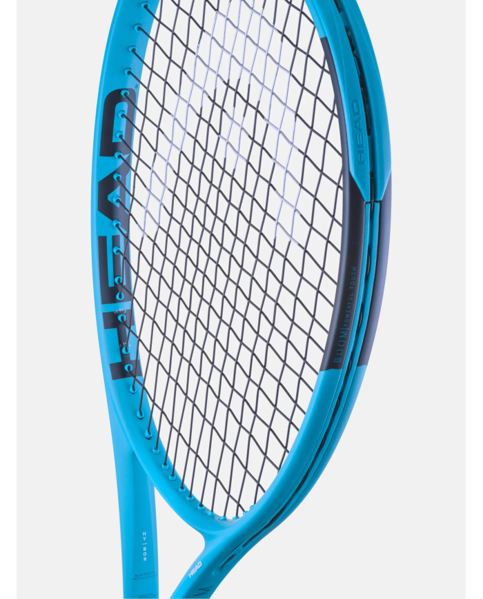 Racchetta da tennis Head Boom MP 2026 in blu, dettaglio della tela con corde nere e telaio robusto, primo piano del grip e strin
