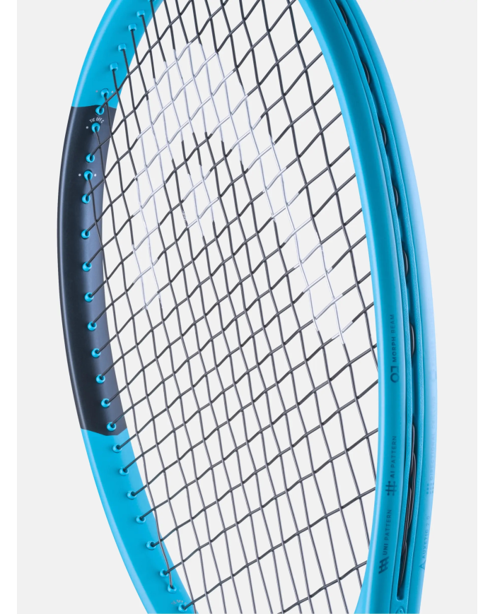 Raquette da tennis Head Boom MP 2026: primo piano su telaio azzurro con stringatura nera, dettagli di stringhe e grafica lateral