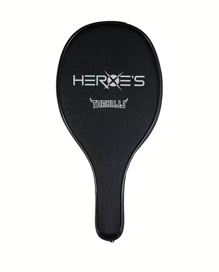 Palla da battuta nera con custodia in neopren a righe; logo "HEROE'S" e testo "THE BULL" in bianco.