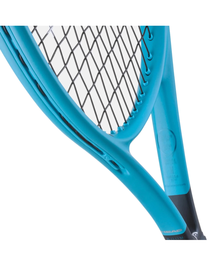 Racchetta da tennis Head Boom Jr. 2026, primo piano della testa in blu con gabbia in grafite nera e telaio brillante.