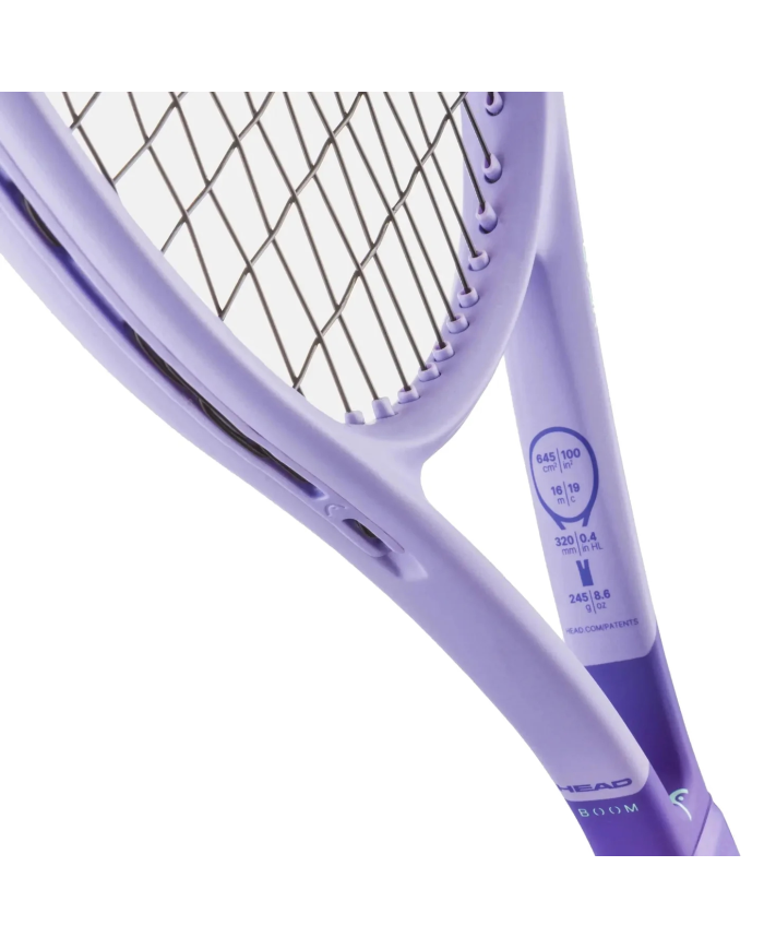 Dettaglio di una racchetta da tennis Head Boom Jr. Alternate 2026, corpo viola con stringa nera e marcature sull’impugnatura.