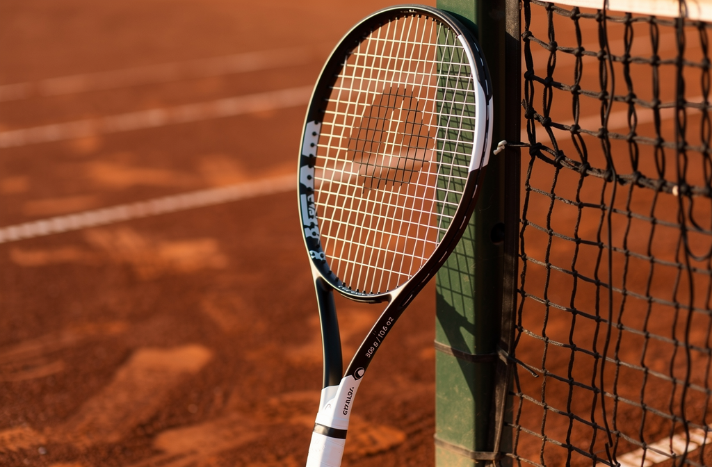 Racchetta da tennis appoggiata al campo pronta per l'uso